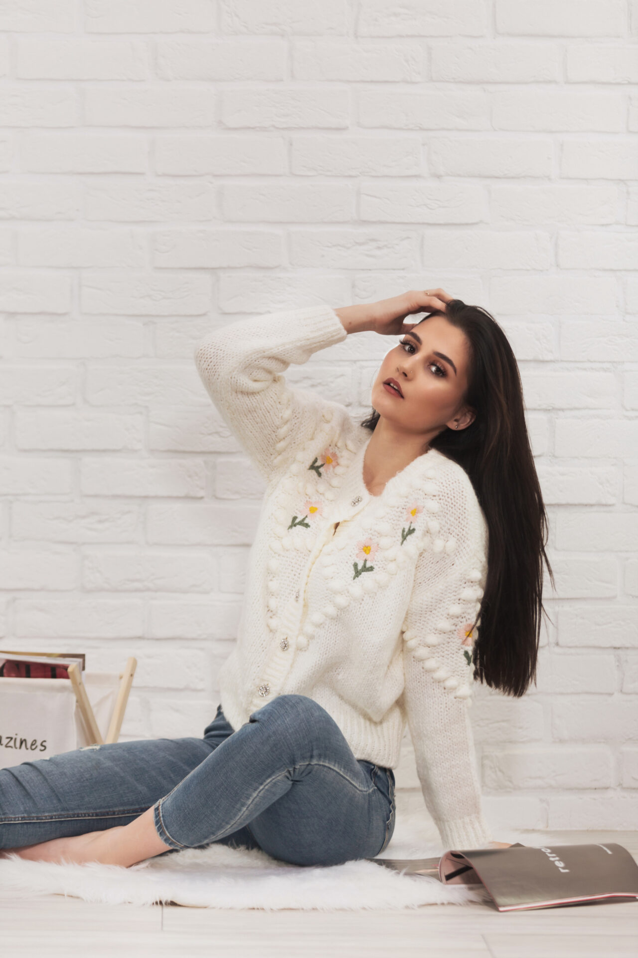 Butik Online Biały Sweter z kwiatami